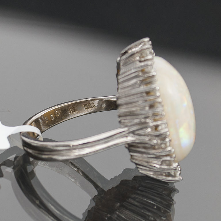 Золотое кольцо с опалом и бриллиантами