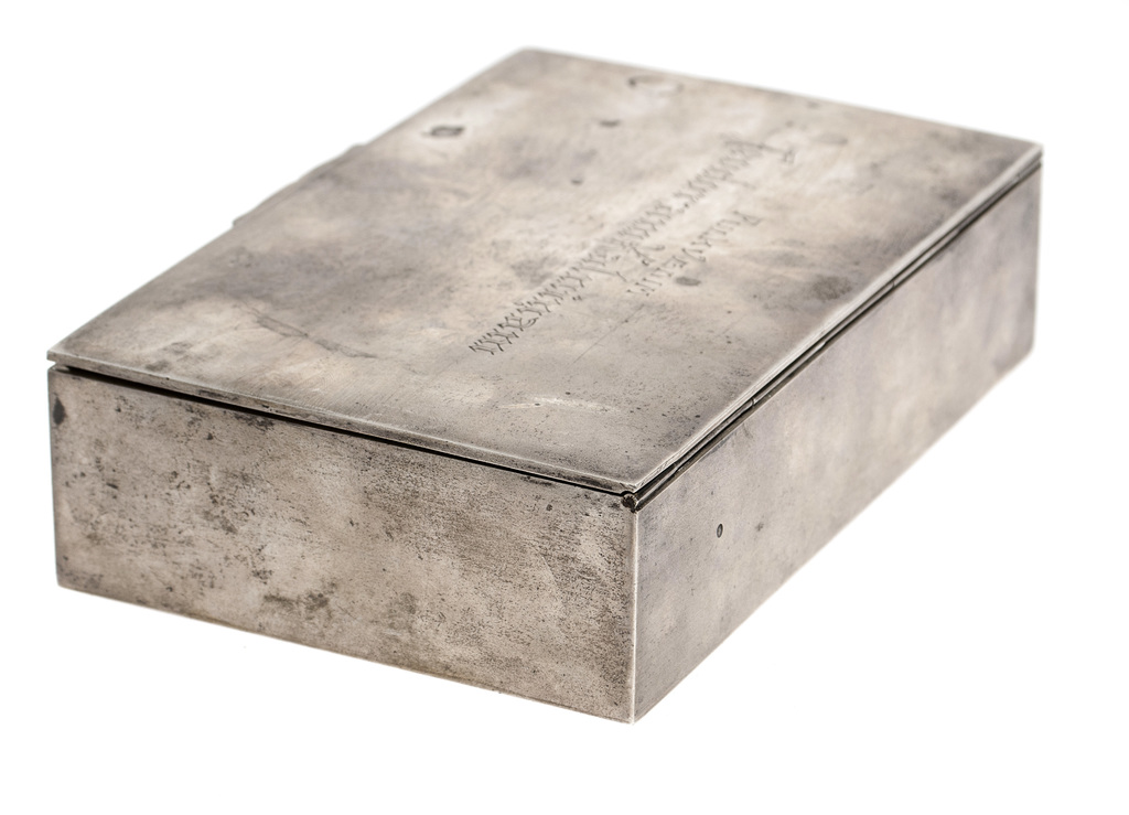 Серебряная сигарная коробка