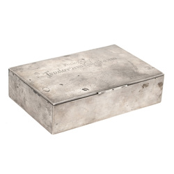 Серебряная сигарная коробка