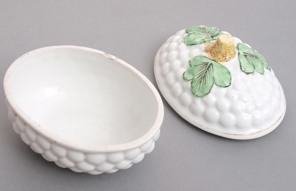 Porcelain utensil with lid