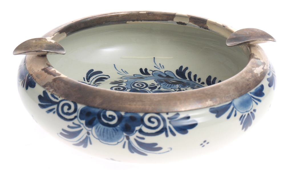 Porcelain ashtray with silver finish
