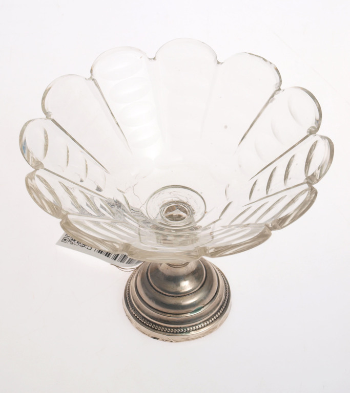Стеклянная миска с серебряной отделкой для сладостей