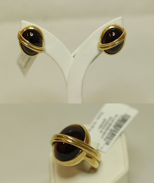 Gold set - earrings and a ring with garnets