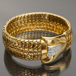 Gold bracelet with diamonds