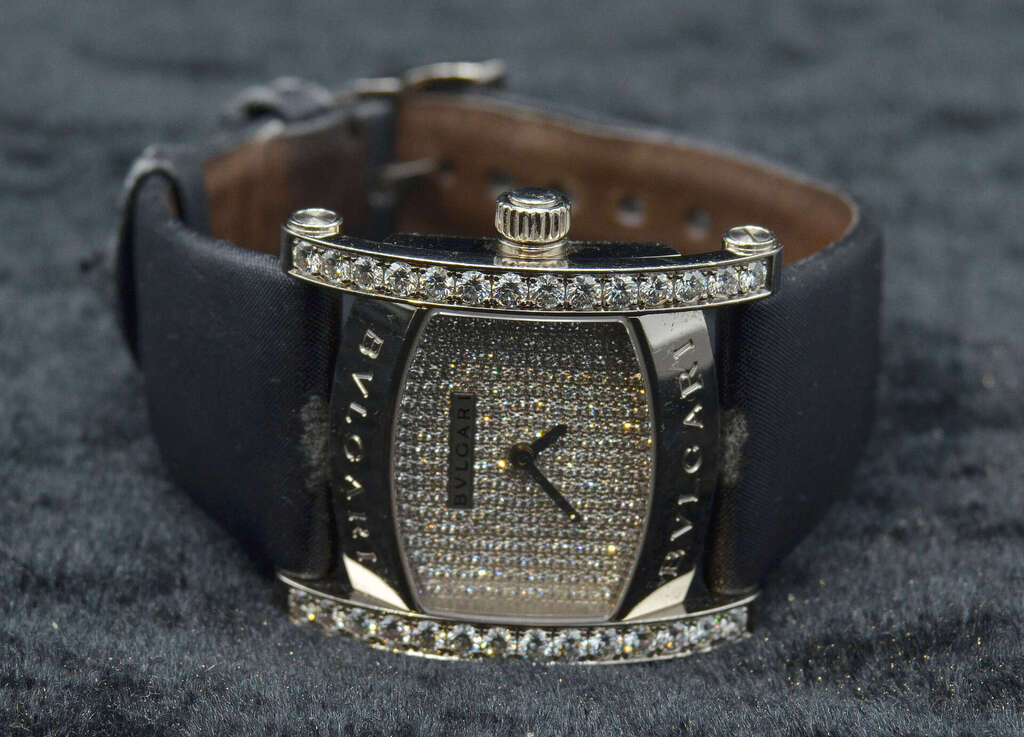Золотые часы с бриллиантами и кожаным ремешком 