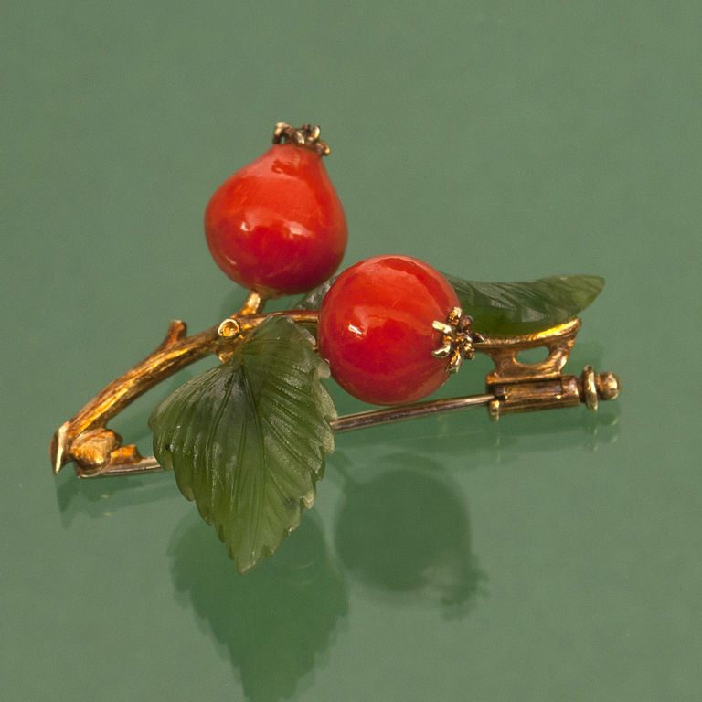 Gold brooch with jade and coral