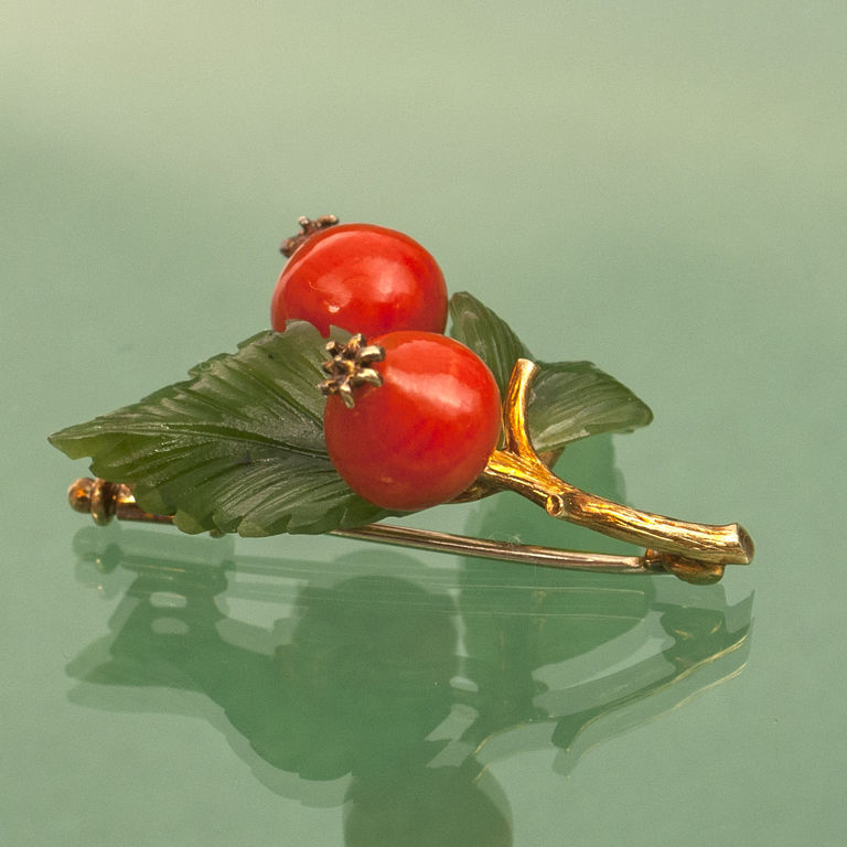 Gold brooch with jade and coral