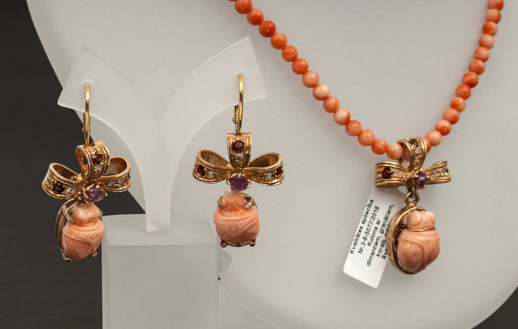 Набор ювелирных изделий - Кулон, серьги и ожерелье