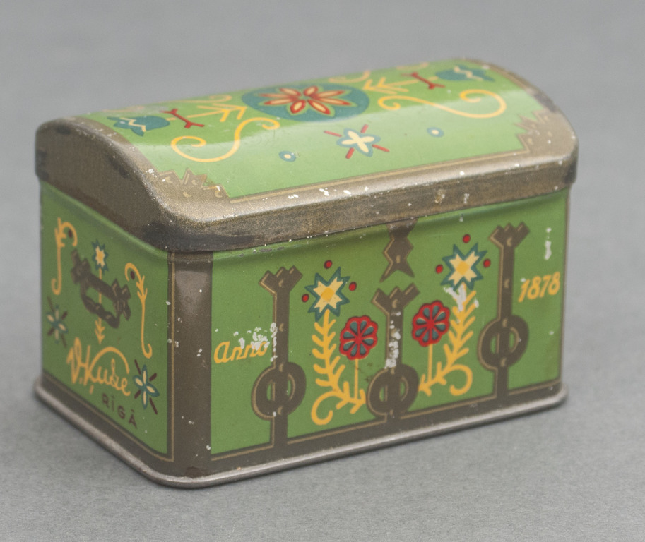 После ескизи Анис Цирулис созданный металлическая коробка для конфет 