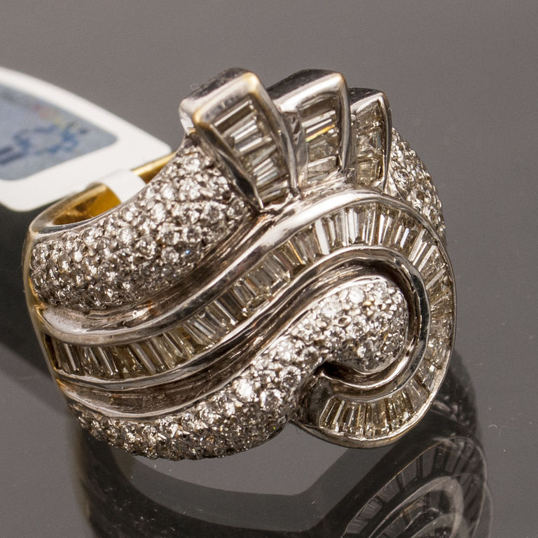 Gold ring with brilliants, diamonds