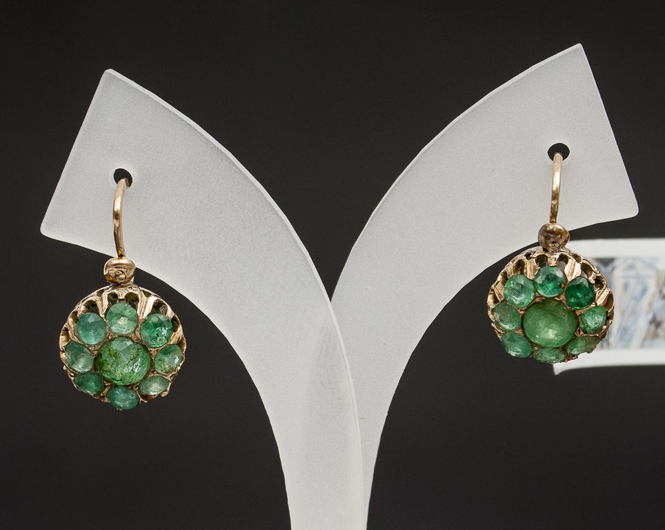 Gold earrings with emeralds