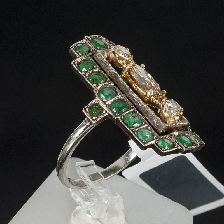 Кольцо с изумрудами и бриллиантами