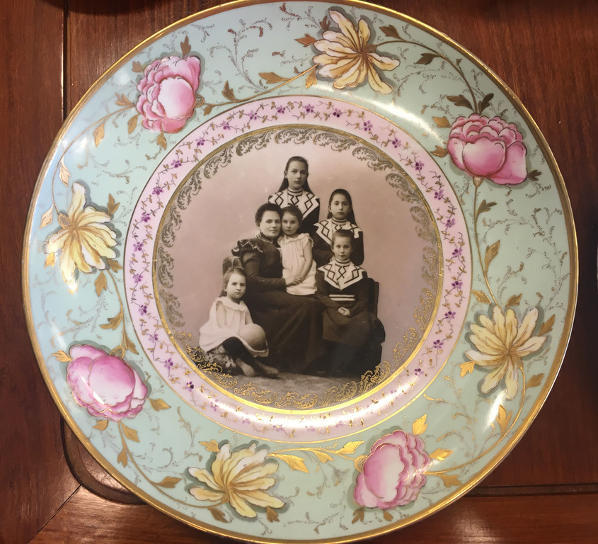 Porcelāna šķīvji (2 gab.) ar ģimenes portretu