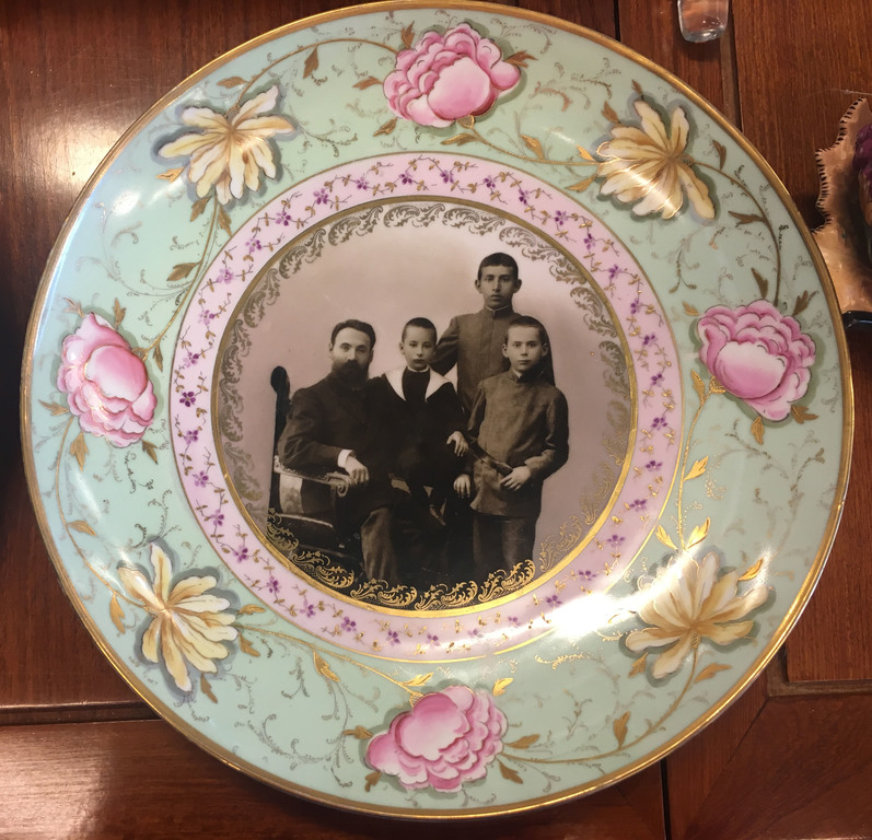 Фарфоровые тарелки (2 шт.) С семейным портретом