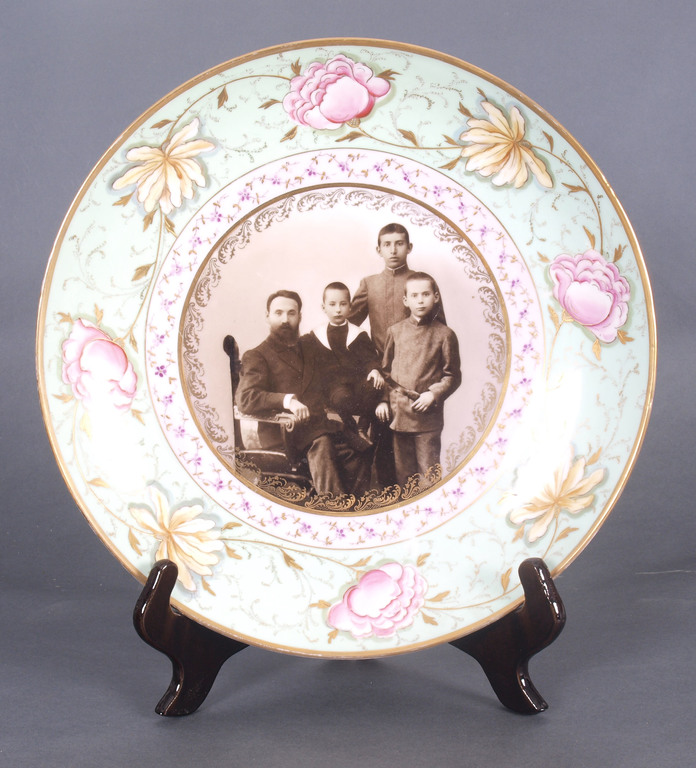 Фарфоровые тарелки (2 шт.) С семейным портретом