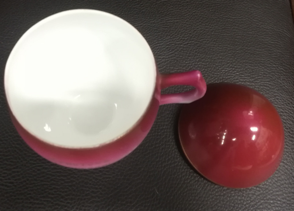 Porcelain cup with lid 