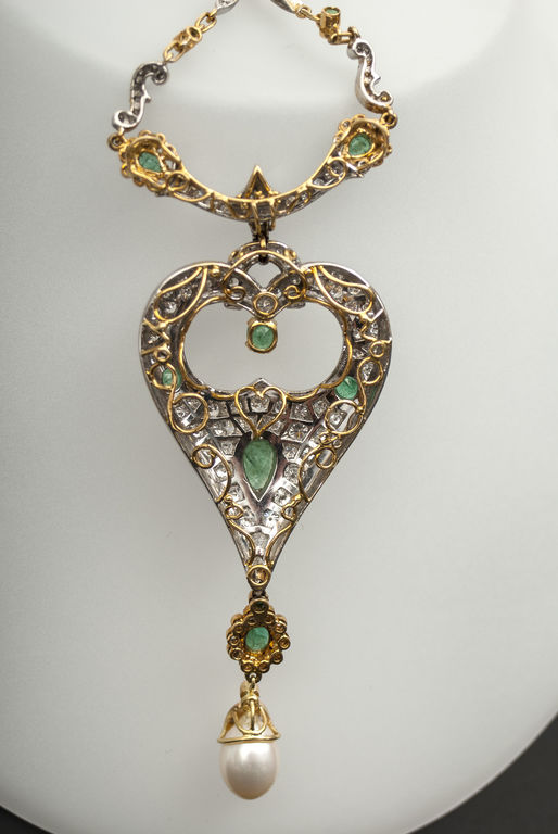 Золотое ожерелье с бриллиантами, изумрудами и жемчугом
