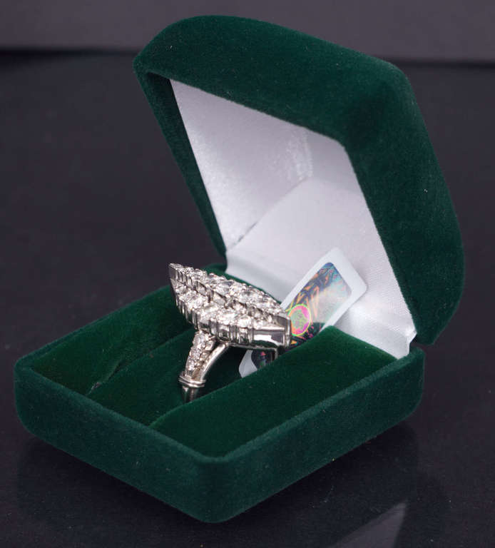 Кольцо из платины в форме маркизы с бриллиантами