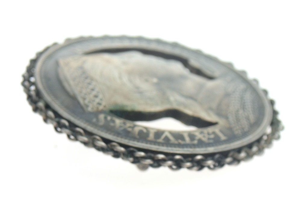 Sudraba piespraude izgatavota no piecu latu monētas