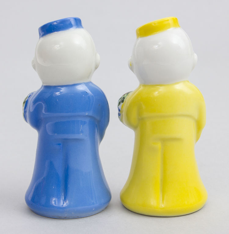 Porcelain salt and pepper shakers (2 pcs)