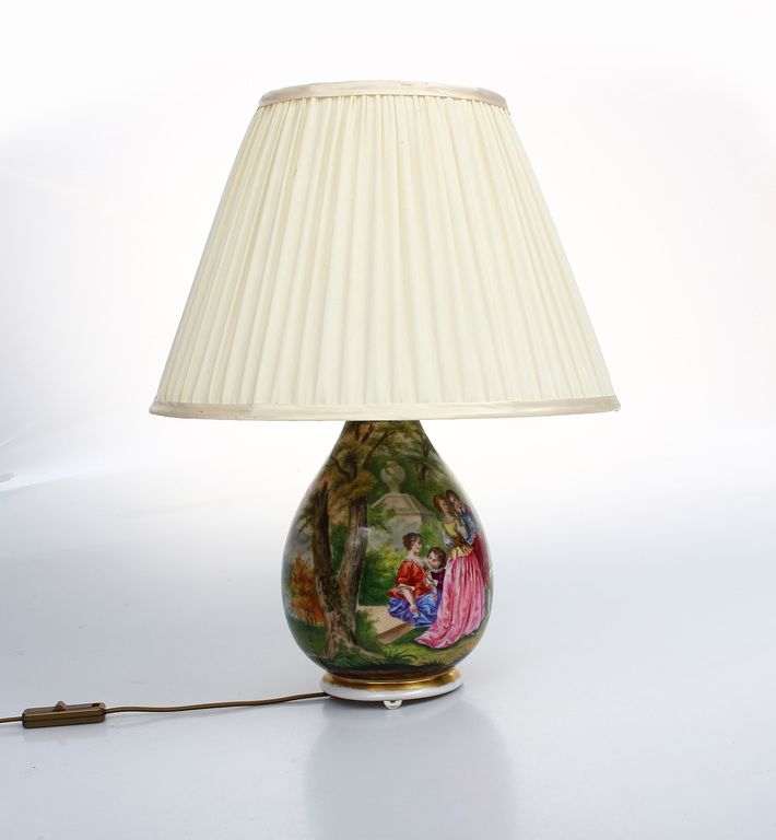 Фарфоровая лампа с росписью в стиле Бидермейера