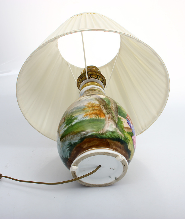 Porcelāna lampa ar gleznojumu bīdermeijera stilā