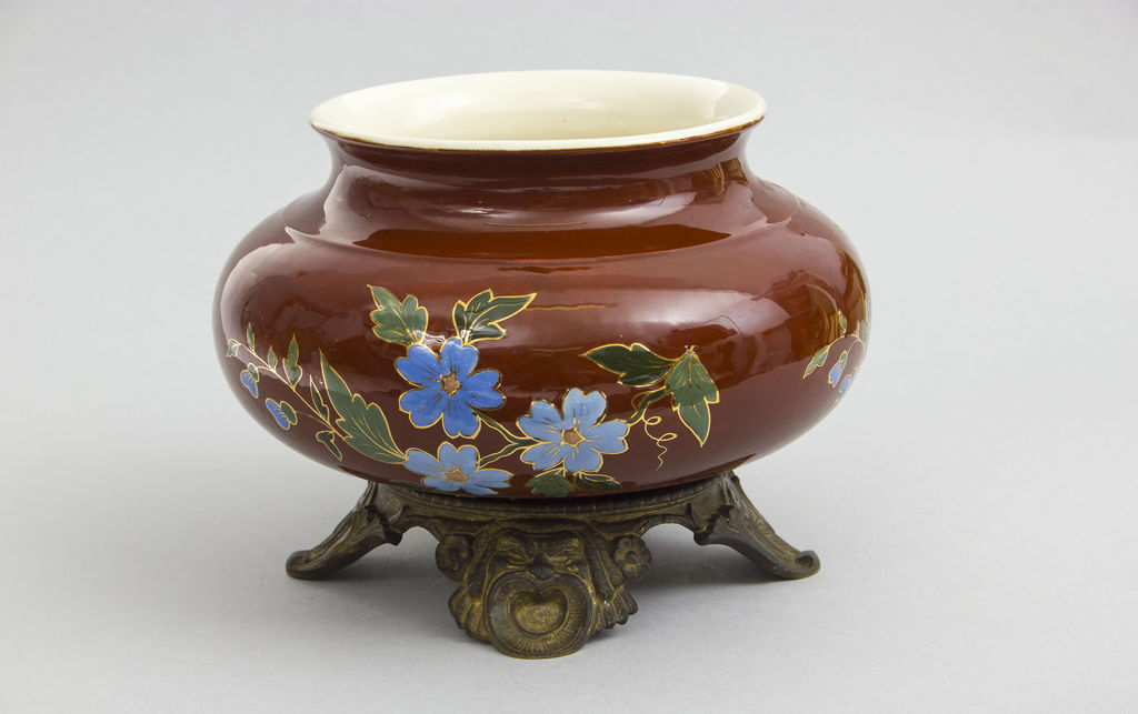 Porcelain vase/pot with metal finish 