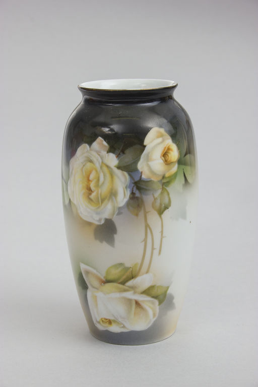 Фарфоровая ваза в стиле модерн 
