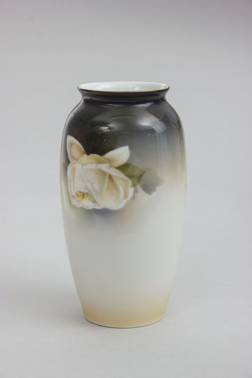 Фарфоровая ваза в стиле модерн 