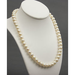 Pearl necklace with silver