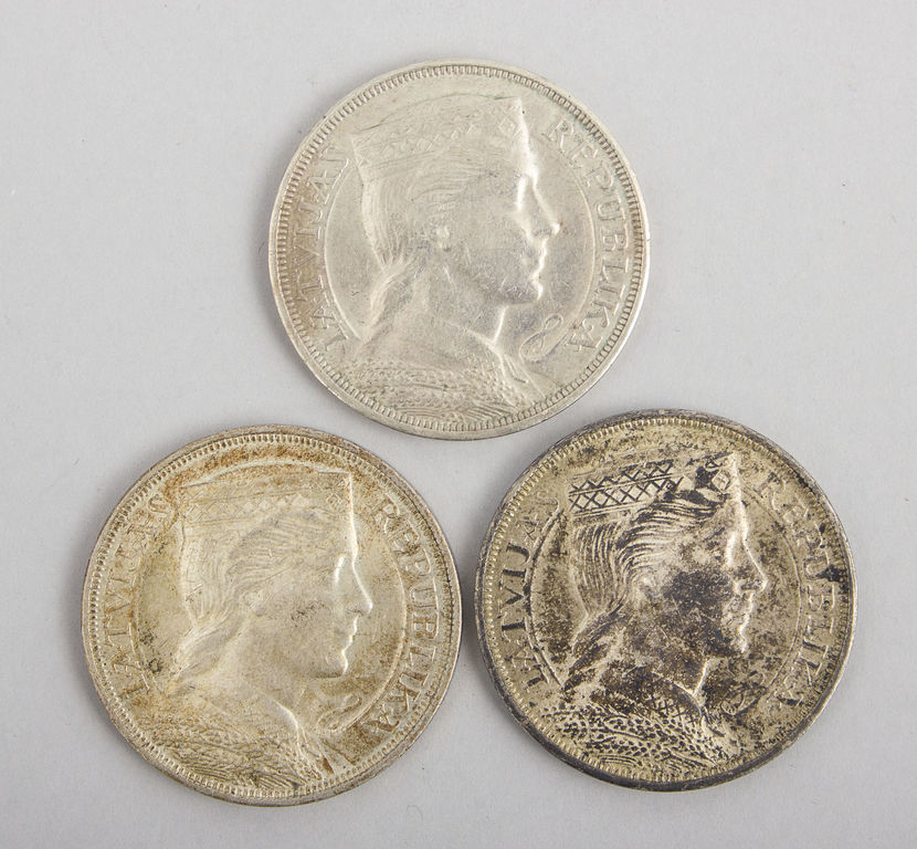 Sudraba piecu latu monētas (3 gab.)