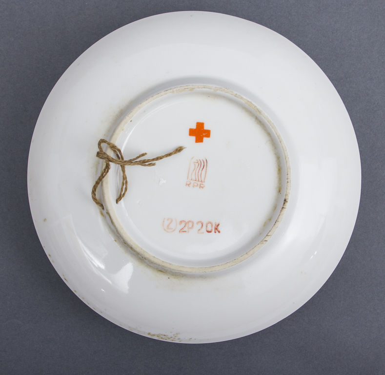 Фарфоровая тарелка с маркой Красного Креста