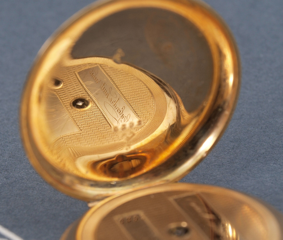 Zelta kabatas pulkstenis ar emalju un zelta atslēdziņu