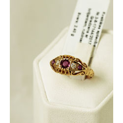Gold ring with 2 brilliants and 3 rubies