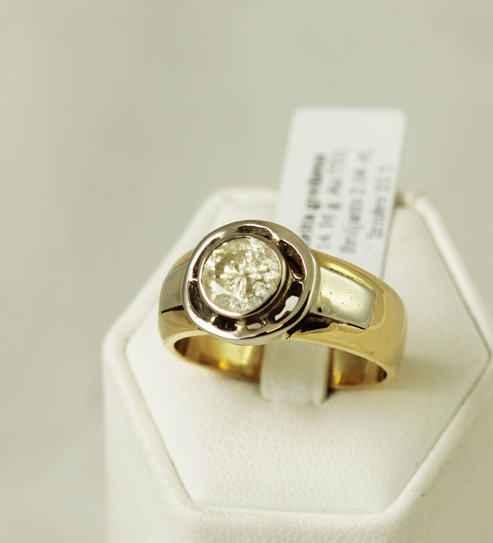 Золотое кольцо с 2 бриллиантами