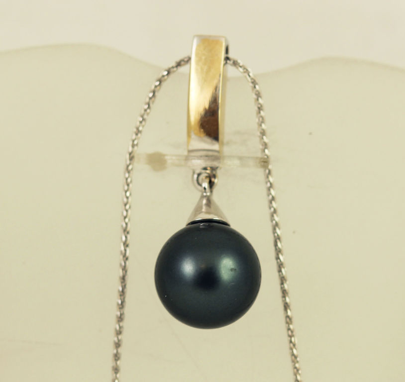 Gold necklace with black pearl