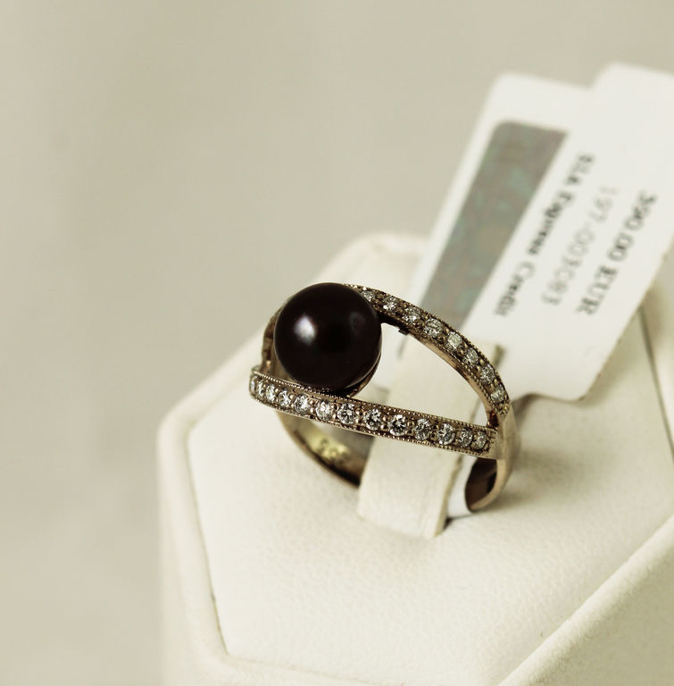 Золотое кольцо с бриллиантами и культивированной жемчужиной