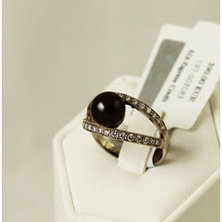 Золотое кольцо с бриллиантами и культивированной жемчужиной