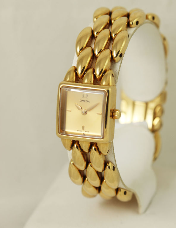 Gold wristwatch Sapphete