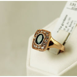 Gold ring with synthetic spinel