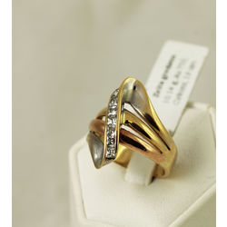 Gold ring with zirconium