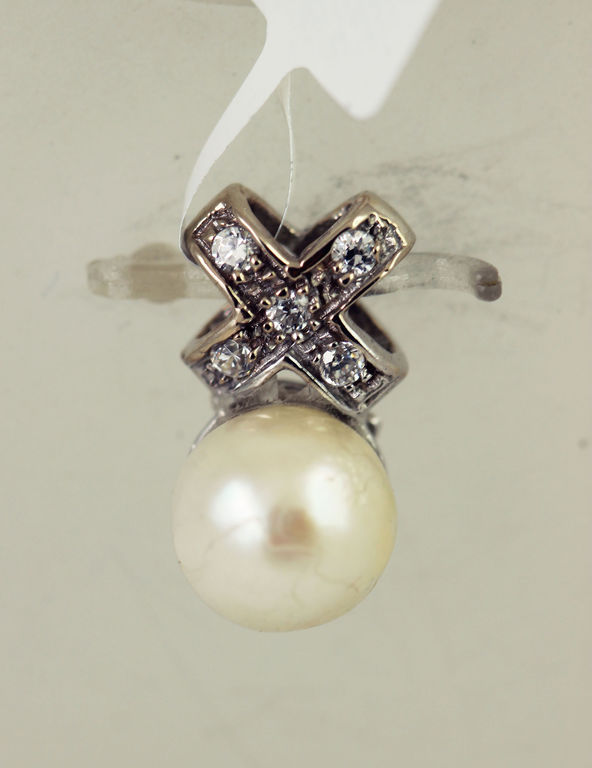 Gold pendant with cultivated pearl