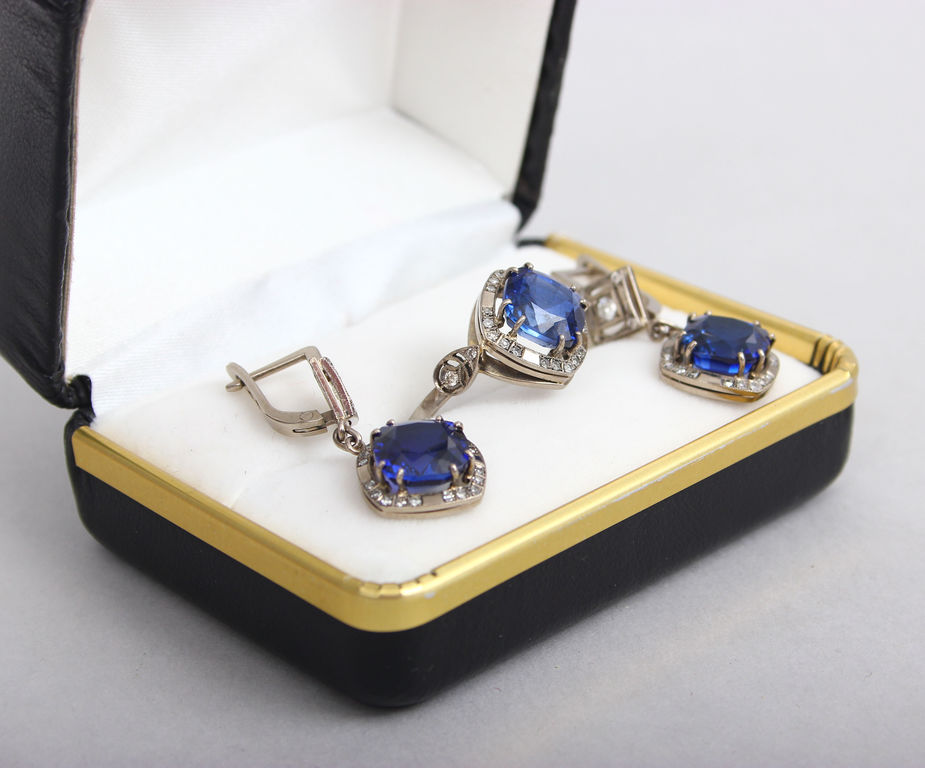 Золотой набор - серьги и кольцо с бриллиантами и синтетическими сапфирами