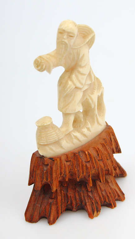 Костяная фигурка на деревянном основании 