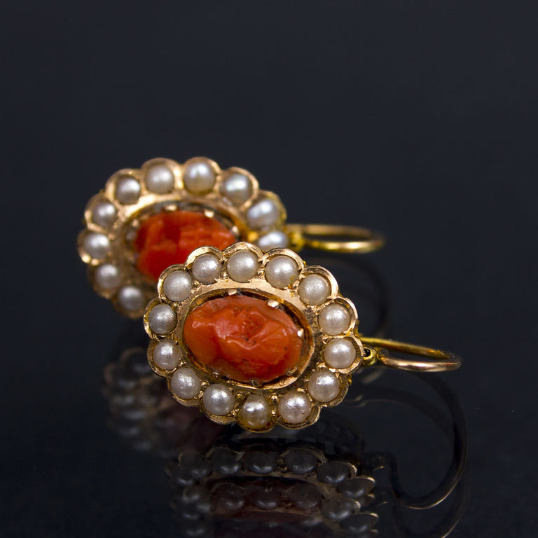 Gold earrings with pearls and coral