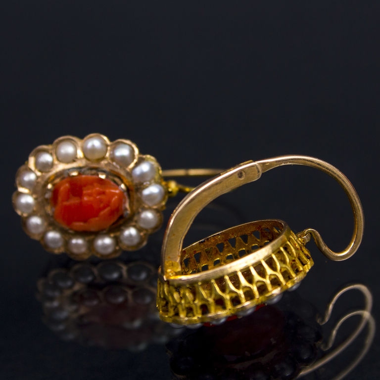 Gold earrings with pearls and coral