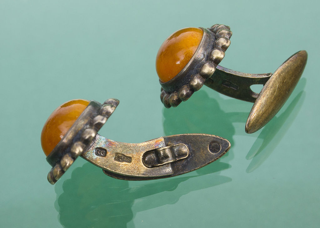 Серебряные запонки с плавленым янтарем