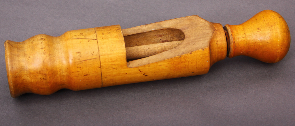 A wooden device for closing wine bottle corks