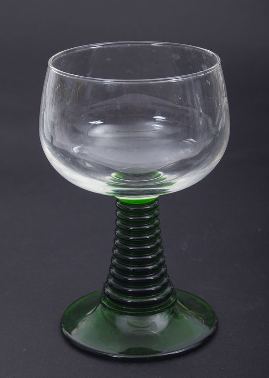 Stikla glāzes uz zaļas kājinas (6 gab.)
