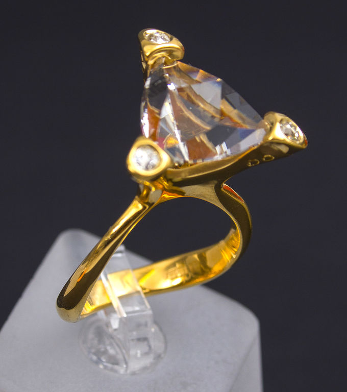 Zelta gredzens ar 3 briljantiem un kristālu